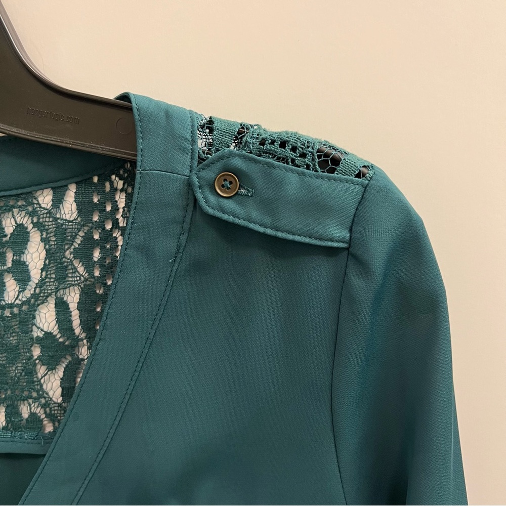 Chic Teal Blouse with Lace Detail - Picture 4 of 11